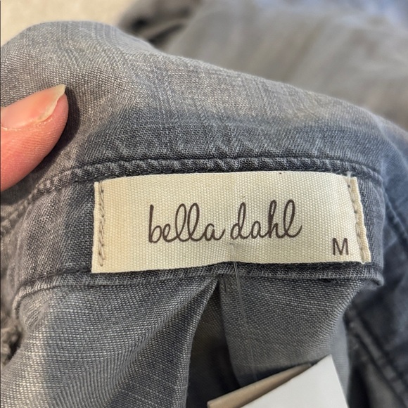 BELLA DAHL
FRAYED HEM SPLIT BACK TOP Medium NWT - Picture 5 of 8